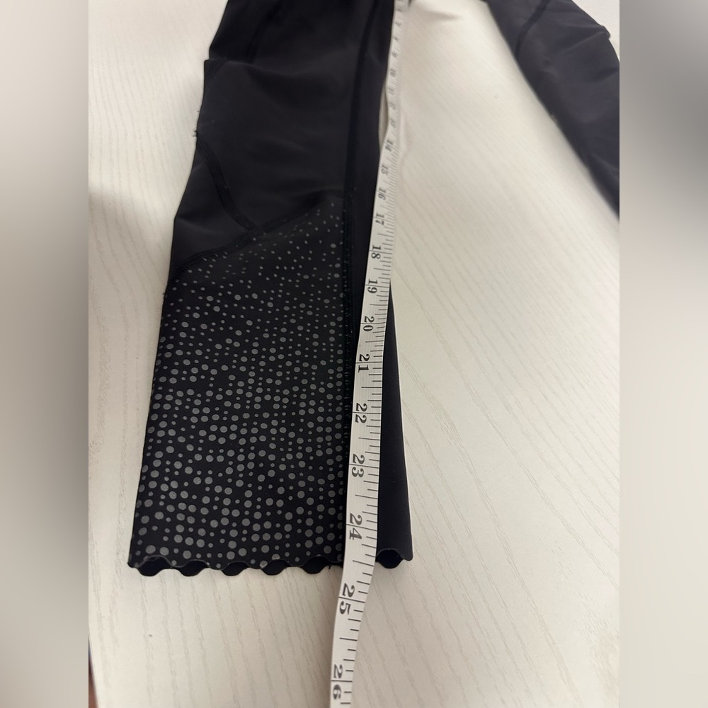 Lululemon Size 6 Tights Black Scalloped Hem Reflective Tightest Stuff - Picture 9 of 9